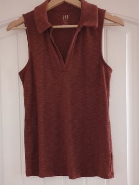 GAP Sleeveless Collared V-Neck Tank in Rust